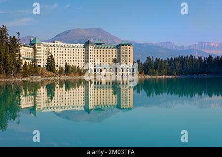 Fairmont Chateau Lake Louise hotel with reflection in the turquoise lake water, Banff National Park, Canada Foto Stock