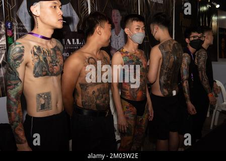 Bangkok, Thailandia. 03rd Dec, 2022. Le persone ossessionate dai tatuaggi, mostrano i loro tatuaggi in 'Land of Ink Bangkok Tattoo Convention' al Creative Park Thonburi Side, Bangkok, Thailandia, il 3 dicembre 2022. (Foto di Teera Noisakran/Pacific Press) Credit: Pacific Press Media Production Corp./Alamy Live News Foto Stock