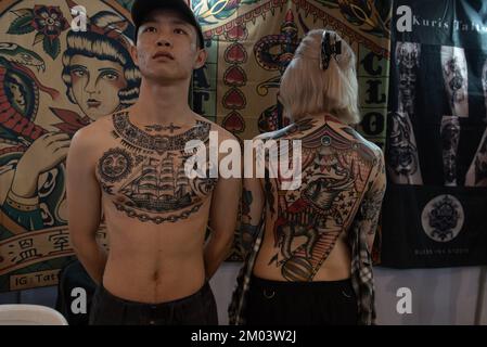 Bangkok, Thailandia. 03rd Dec, 2022. Le persone ossessionate dai tatuaggi, mostrano i loro tatuaggi in 'Land of Ink Bangkok Tattoo Convention' al Creative Park Thonburi Side, Bangkok, Thailandia, il 3 dicembre 2022. (Foto di Teera Noisakran/Pacific Press) Credit: Pacific Press Media Production Corp./Alamy Live News Foto Stock