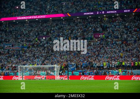 AR Rayyan, Qatar. 03rd Dec, 2022. I fan argentini durante la Coppa del mondo FIFA Qatar 2022 Round 16 partita tra Argentina e Australia allo stadio Ahmad Bin Ali di Ar-Rayyan, Qatar il 3 dicembre 2022 (Foto di Andrew Surma/ Credit: Sipa USA/Alamy Live News Foto Stock