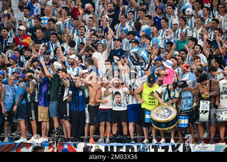 AR Rayyan, Qatar. 03rd Dec, 2022. I fan argentini durante la Coppa del mondo FIFA Qatar 2022 Round 16 partita tra Argentina e Australia allo stadio Ahmad Bin Ali di Ar-Rayyan, Qatar il 3 dicembre 2022 (Foto di Andrew Surma/ Credit: Sipa USA/Alamy Live News Foto Stock