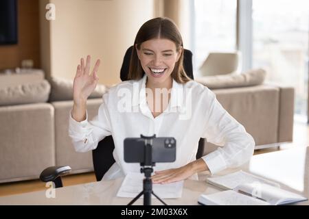 Allegra ragazza freelance che parla in videoconferenza Foto Stock