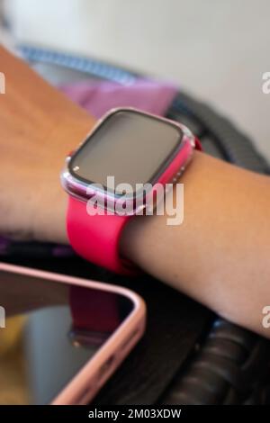 Smart Watch rosso con schermo nero vuoto sulla mano sinistra, foto di scorta Foto Stock