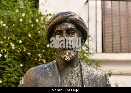 Statua di bronzo di Moshe Ben Maimon o Ben Maimonides, filosofo ebreo, 1135-1204 in Cordoba in Spagna. Foto Stock