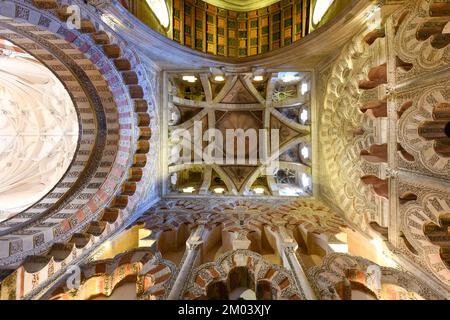 Cordoba, Spagna - 28 novembre 2021: Moschea della Cattedrale di Cordoba, Spagna. La Grande Moschea di Cordoba è una delle strutture più antiche ancora in piedi dal Foto Stock