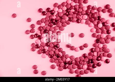 Colore dell'anno 2023 Viva Magenta. L'immagine con il volto felice in caramella è tonata nel colore pantone di viva magenta. Nuovo colore moda. Non ti preoccupare, be ha Foto Stock