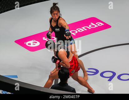 Pasay City, Filippine. 3rd Dec, 2022. Meng Bo (Top) of China compete contro Jenelyn Olsim (C) delle Filippine durante la loro lotta di peso catchweight femminile nel torneo di arti marziali miste di One Championship a Pasay City, Manila, Filippine, 3 dicembre 2022. Credit: Rouelle Umali/Xinhua/Alamy Live News Foto Stock