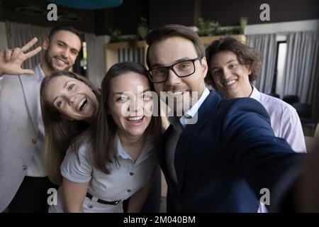 Cinque uomini d'affari felici che fanno foto selfie Foto Stock