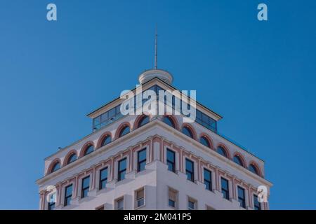 Famoso grattacielo neboticnik a lubiana, slovenia, in una giornata di sole con sfondo blu. Piani superiori visibili. Foto Stock