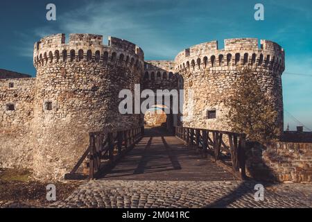 Ingresso alla famosa fortezza di Kalemegdan sopra belgrado al sole d'autunno. Maestosa fortezza con ponte in legno verso l'ingresso. Foto Stock