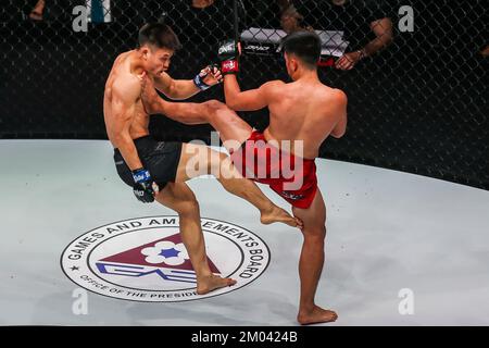 Pasay City, Filippine. 3rd Dec, 2022. HU Yong (L) della Cina compete contro Geje Eustaquio delle Filippine durante la loro lotta del peso volante nel torneo di arti marziali miste di un campionato a Pasay City, Manila, Filippine, 3 dicembre 2022. Credit: Rouelle Umali/Xinhua/Alamy Live News Foto Stock