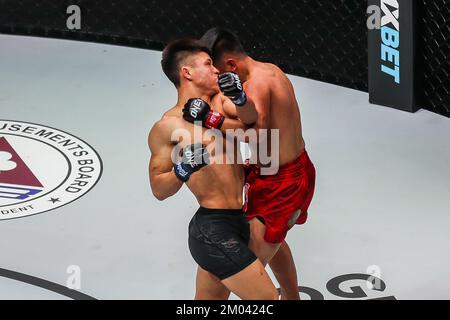 Pasay City, Filippine. 3rd Dec, 2022. HU Yong (L) della Cina compete contro Geje Eustaquio delle Filippine durante la loro lotta del peso volante nel torneo di arti marziali miste di un campionato a Pasay City, Manila, Filippine, 3 dicembre 2022. Credit: Rouelle Umali/Xinhua/Alamy Live News Foto Stock