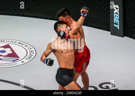 Pasay City, Filippine. 3rd Dec, 2022. HU Yong (L) della Cina compete contro Geje Eustaquio delle Filippine durante la loro lotta del peso volante nel torneo di arti marziali miste di un campionato a Pasay City, Manila, Filippine, 3 dicembre 2022. Credit: Rouelle Umali/Xinhua/Alamy Live News Foto Stock