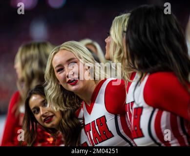 Stadio Allegiant. 02nd Dec, 2022. NV USA Uath cheerleaders durante il campionato di calcio NCAA PAC 12 tra USC Trojans e Utah Utes. Lo Utah batte la USC 47-24 all'Allegiant Stadium. Thurman James/CSM/Alamy Live News Foto Stock