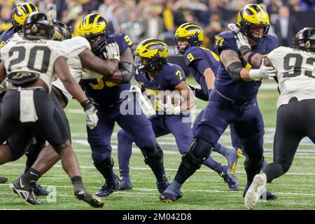 Indianapolis, Indiana, Stati Uniti. 3rd Dec, 2022. Michigan Wolverines che corre indietro Donovan Edwards (7) trasporta la palla durante la partita tra i Purdue Boilermakers e il Michigan Wolverines nel Big Ten Championship al Lucas Oil Stadium, Indianapolis, Indiana. (Credit Image: © Scott Stuart/ZUMA Press Wire) Foto Stock