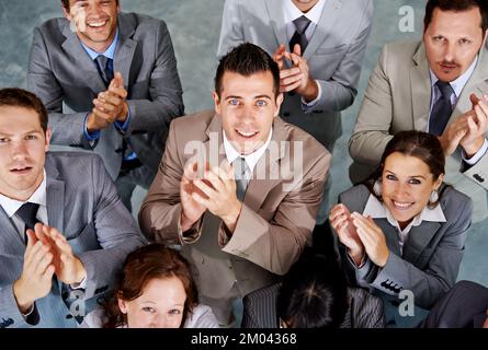 Un altro successo per questo team straordinario. Vista dall'alto di un gruppo di giovani dirigenti aziendali che festeggiano insieme. Foto Stock