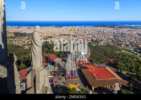 BARCELLONA, SPAGNA - 13 MAGGIO 2017: Questo è un panorama della città dall'altezza del Tempio del Sacro cuore sul Monte Tibidabu. Foto Stock