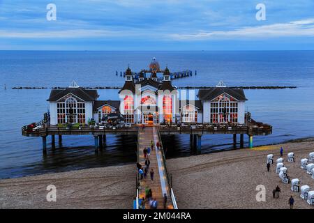 Pedoni sul molo Sellin al crepuscolo, vista dall'alto, esposizione lunga, località baltica Sellin, Insel Rügen, Meclemburgo-Pomerania anteriore, Germania, Europa Foto Stock