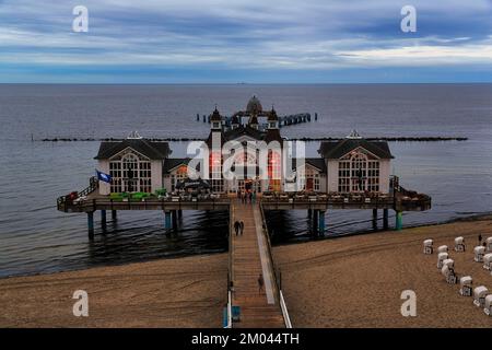 Pedoni sul molo Sellin al crepuscolo, vista dall'alto, esposizione lunga, località baltica Sellin, Insel Rügen, Meclemburgo-Pomerania anteriore, Germania, Europa Foto Stock