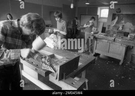 Lezioni di artigianato alla scuola gratuita Walldorf nel castello di Hamborn il 16.05.1979 a Paderborn, Germania, Europa Foto Stock