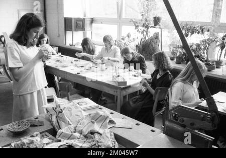 Lezioni di artigianato alla scuola gratuita Walldorf nel castello di Hamborn il 16.05.1979 a Paderborn, Germania, Europa Foto Stock