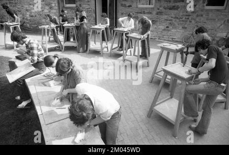 Lezioni di artigianato alla scuola gratuita Walldorf nel castello di Hamborn il 16.05.1979 a Paderborn, Germania, Europa Foto Stock