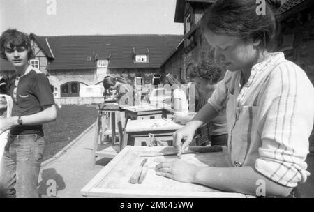 Lezioni di artigianato alla scuola gratuita Walldorf nel castello di Hamborn il 16.05.1979 a Paderborn, Germania, Europa Foto Stock