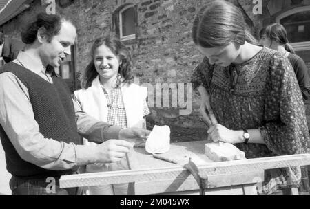 Lezioni di artigianato alla scuola gratuita Walldorf nel castello di Hamborn il 16.05.1979 a Paderborn, Germania, Europa Foto Stock