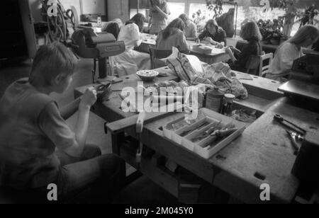 Lezioni di artigianato alla scuola gratuita Walldorf nel castello di Hamborn il 16.05.1979 a Paderborn, Germania, Europa Foto Stock