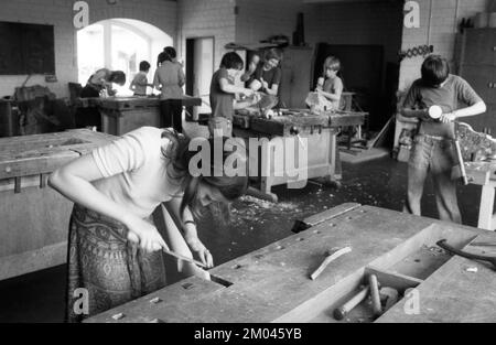 Lezioni di artigianato alla scuola gratuita Walldorf nel castello di Hamborn il 16.05.1979 a Paderborn, Germania, Europa Foto Stock