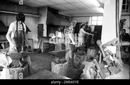 Lezioni di artigianato alla scuola gratuita Walldorf nel castello di Hamborn il 16.05.1979 a Paderborn, Germania, Europa Foto Stock