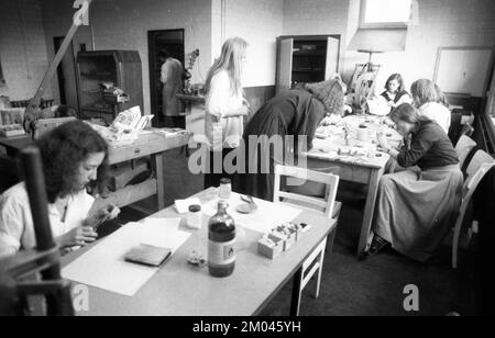 Lezioni di artigianato alla scuola gratuita Walldorf nel castello di Hamborn il 16.05.1979 a Paderborn, Germania, Europa Foto Stock