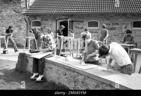 Lezioni di artigianato alla scuola gratuita Walldorf nel castello di Hamborn il 16.05.1979 a Paderborn, Germania, Europa Foto Stock