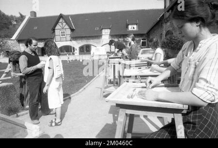 Lezioni di artigianato alla scuola gratuita Walldorf nel castello di Hamborn il 16.05.1979 a Paderborn, Germania, Europa Foto Stock