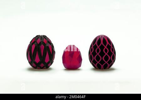 Elegante design di Pasqua basso poly decor del 2023. Uova di stile geometrico in tonalità Viva Magenta. Auguri di buona Pasqua. Concetto di vacanza in stile minimalista. Foto di alta qualità Foto Stock