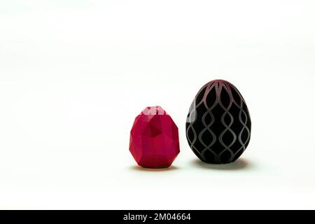 Elegante design di Pasqua basso poly decor del 2023. Uova di stile geometrico in tonalità Viva Magenta. Auguri di buona Pasqua. Concetto di vacanza in stile minimalista. Foto di alta qualità Foto Stock