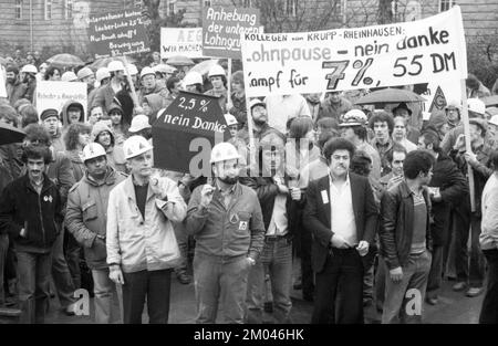 Sciopero di avvertimento e dimostrazione di IG Metall nella controversia sulla contrattazione collettiva del 9.3.1981 a Duisburg, Germania, Europa Foto Stock