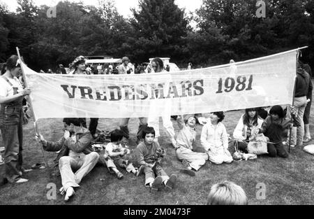 La marcia per la pace del 1981 da Copenaghen a Parigi raggiunse le città di Coesfeld (D) e Deurne (NL). Luglio 1981, NDL, Paesi Bassi Foto Stock