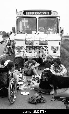 La marcia per la pace del 1981 da Copenaghen a Parigi raggiunse le città di Coesfeld (D) e Deurne (NL). Luglio 1981, NDL, Paesi Bassi Foto Stock