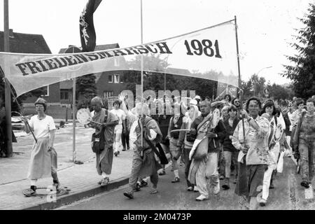 La marcia per la pace del 1981 da Copenaghen a Parigi raggiunse le città di Coesfeld (D) e Deurne (NL). Luglio 1981, NDL, Paesi Bassi Foto Stock