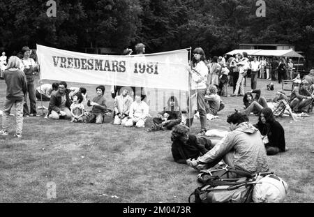 La marcia per la pace del 1981 da Copenaghen a Parigi raggiunse le città di Coesfeld (D) e Deurne (NL). Luglio 1981, NDL, Paesi Bassi Foto Stock