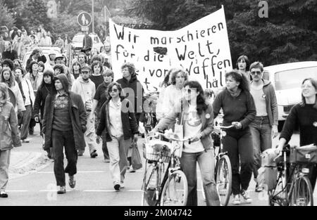 La marcia per la pace del 1981 da Copenaghen a Parigi raggiunse le città di Coesfeld (D) e Deurne (NL). Luglio 1981, NDL, Paesi Bassi Foto Stock