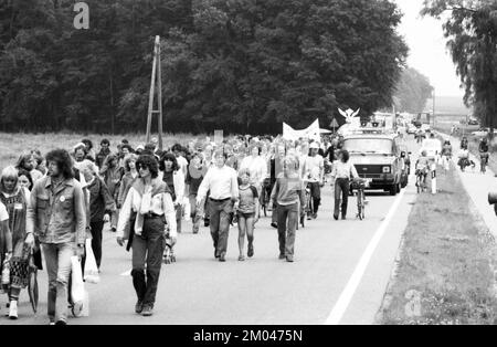 La marcia per la pace del 1981 da Copenaghen a Parigi raggiunse le città di Coesfeld (D) e Deurne (NL). Luglio 1981, NDL, Paesi Bassi Foto Stock