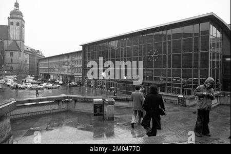 Come parte del corso di Latino, questa classe del Max-Planck-Gymnasium di Dortmund ha visitato il Museo Roemisch-Germanisches e la Cattedrale di Colonia, Am cen Foto Stock