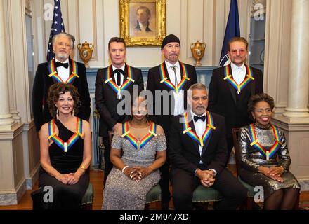 I vincitori dei 45th Annual Kennedy Center Honors posano per una foto di gruppo dopo la cena Artists Dinner presso il Dipartimento di Stato degli Stati Uniti a Washington, D.C. sabato 3 dicembre 2022. Da sinistra a destra: Membri della band rock irlandese U2, composta da Adam Clayton, Larry Mullen Jr. The Edge, e Bono, prima fila, da sinistra a destra: Amy Grant, Gladys Knight, George Clooney e Tania León. I 2022 honorees sono: Attore e regista George Clooney; cantante-cantautore cristiano e pop contemporaneo Amy Grant; cantante leggendario di Soul, Gospel, R&B e pop Gladys Knight; America cubana-nata Foto Stock
