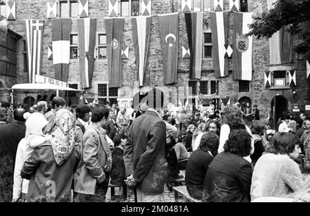 Discussioni, canzoni e danze dovrebbero avvicinare nativi e migranti - secondo gli organizzatori del Kemnade - qui nel 1975 su 28.06.1975 Foto Stock