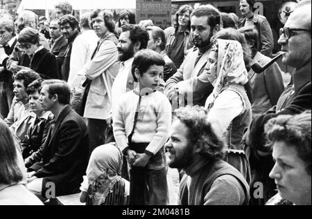 Discussioni, canzoni e danze dovrebbero avvicinare nativi e migranti - secondo gli organizzatori del Kemnade - qui nel 1975 su 28.06.1975 Foto Stock