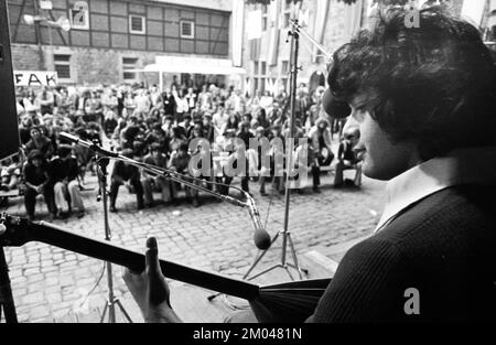 Discussioni, canzoni e danze dovrebbero avvicinare nativi e migranti - secondo gli organizzatori del Kemnade - qui nel 1975 su 28.06.1975 Foto Stock