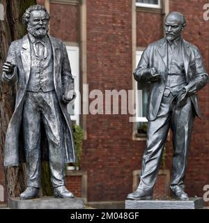 Statue di Karl Marx e Vladimir Ilyich Lenin di fronte al Comitato Centrale della MLPD, Gelsenkirchen, Ruhr, Renania settentrionale-Vestfalia, Tedesco Foto Stock