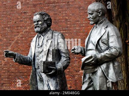 Statue di Karl Marx e Vladimir Ilyich Lenin di fronte al Comitato Centrale della MLPD, Gelsenkirchen, Ruhr, Renania settentrionale-Vestfalia, Tedesco Foto Stock